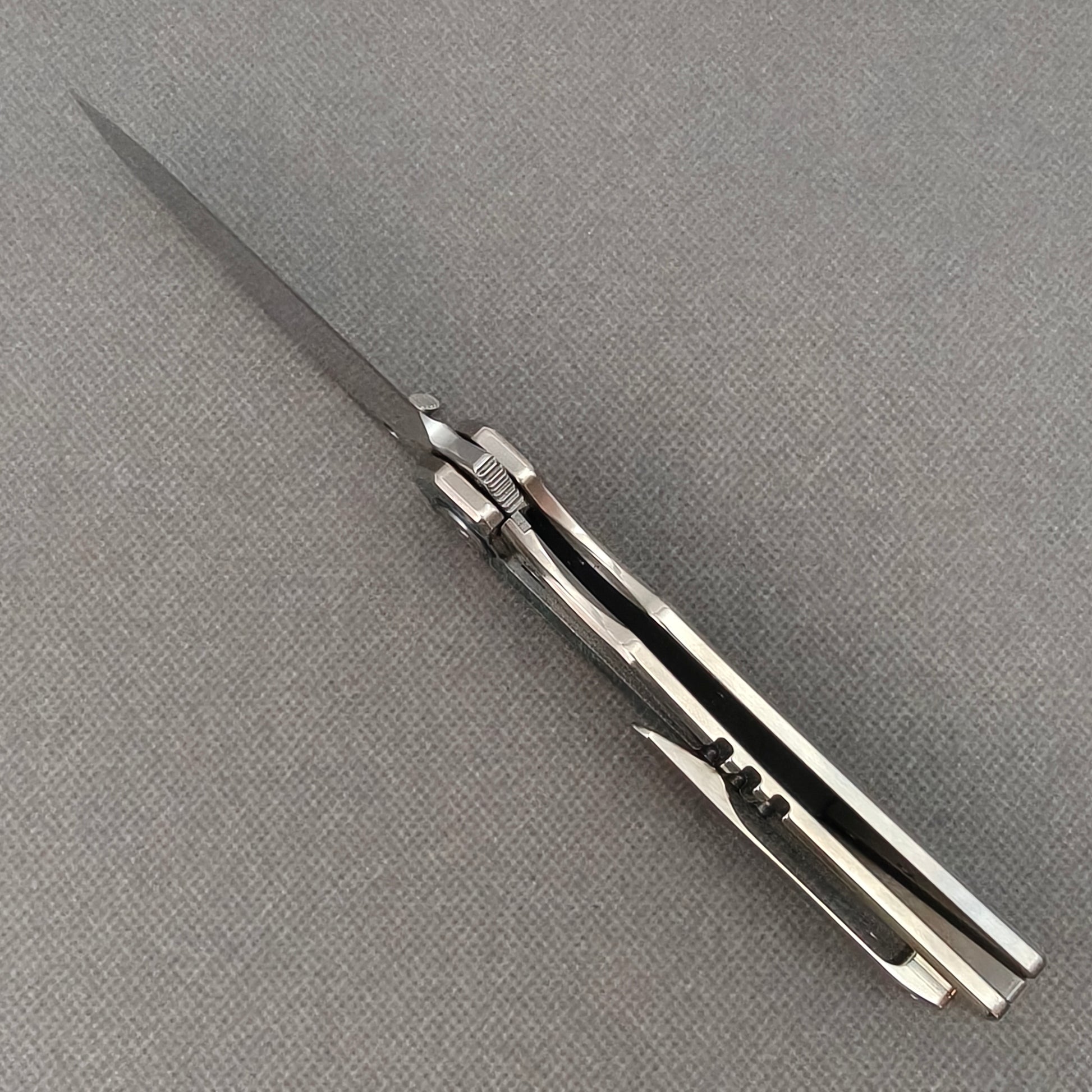 VORIXN KB062 open edge-side locking structure showing frame lock area and inner handle construction.