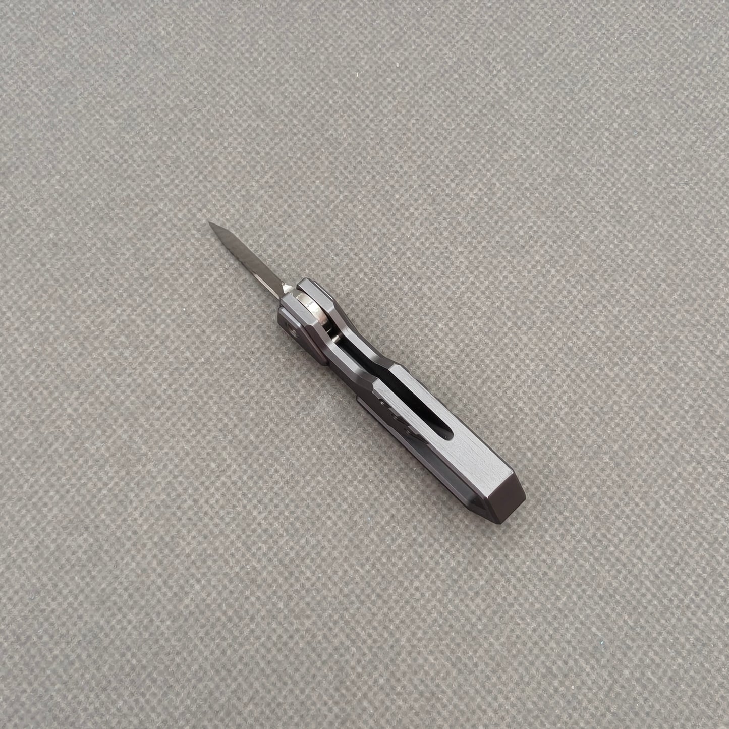 VORIXN NA005 Super Tiny Folding Knife – partially open view showing flipper and pivot mechanism