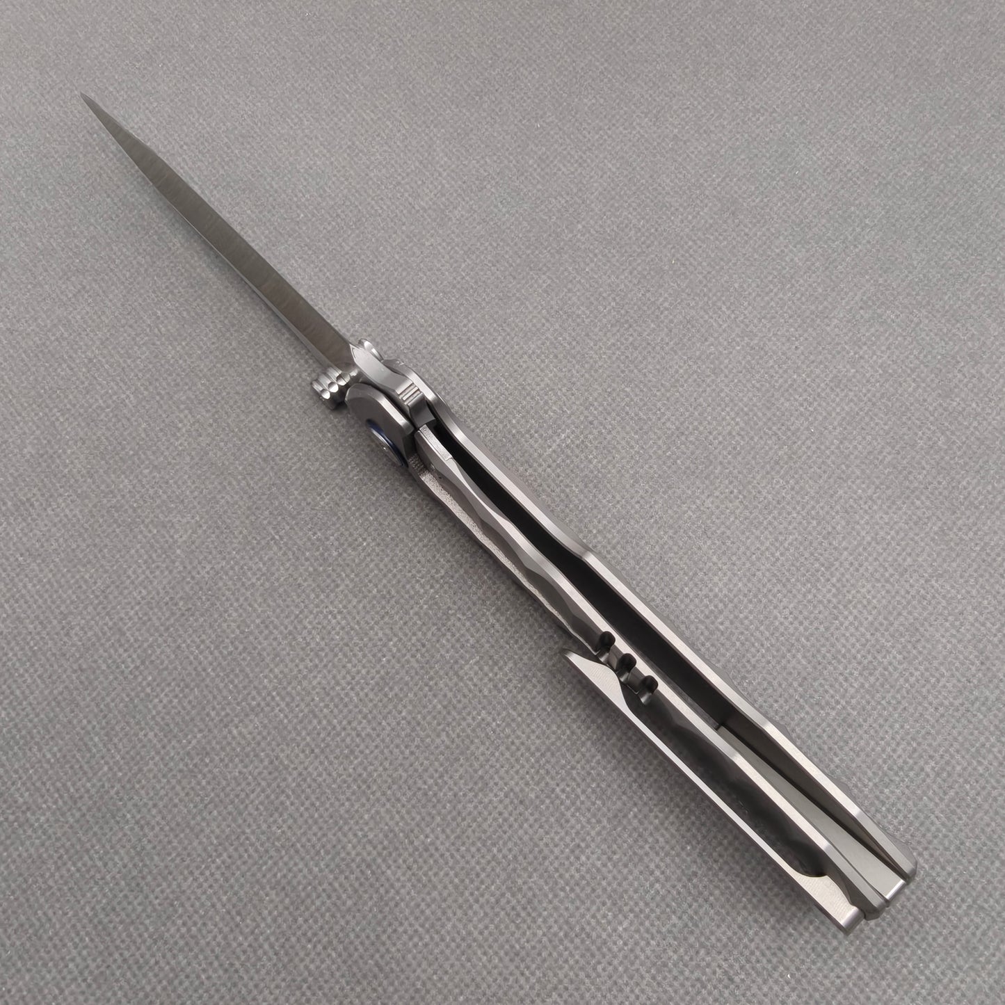 Couteau VORIXN "Longreach" avec ouverture flipper et double-molette, manche en titane (lame 10Cr15CoMoV de 4,1") KB002