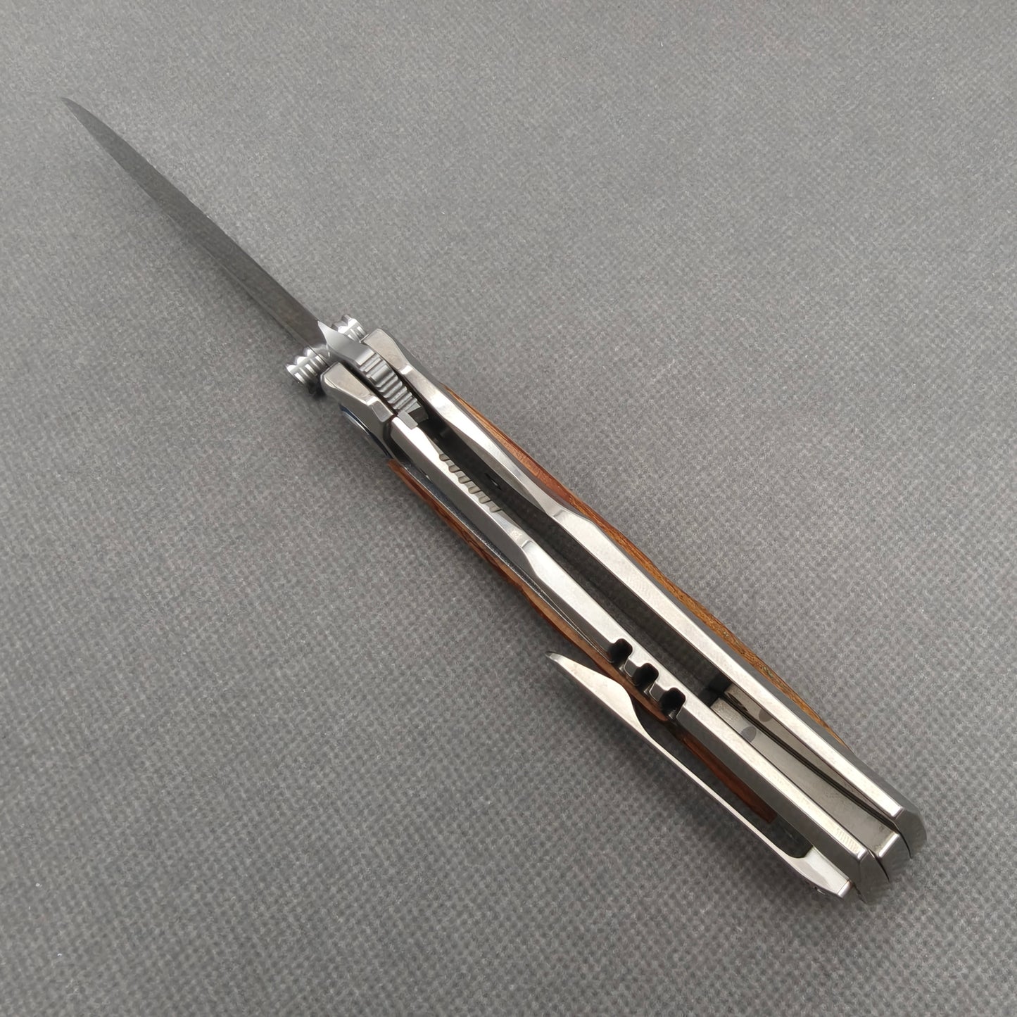 VORIXN KB043 open edge-side locking structure showing lock area and inner handle construction.