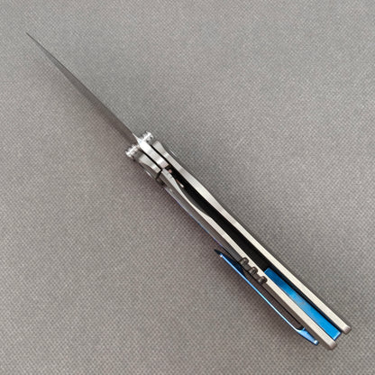 Vorixn „Abyssal“ Flipper- und Daumenpin-Messer mit Griff aus Titanflamme und Zirkoninlay (3,8" Damastklinge) KB039 
