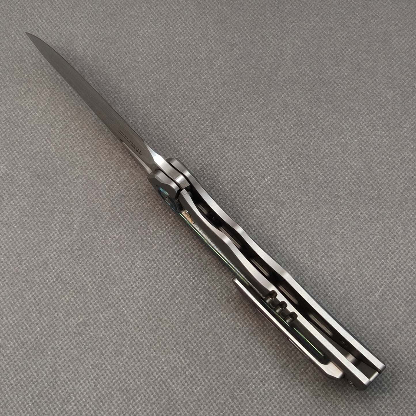 Couteau pliant RIHE Design, manche titane + titane cristallisé (lame Bohler M398 de 3,7") KB076
