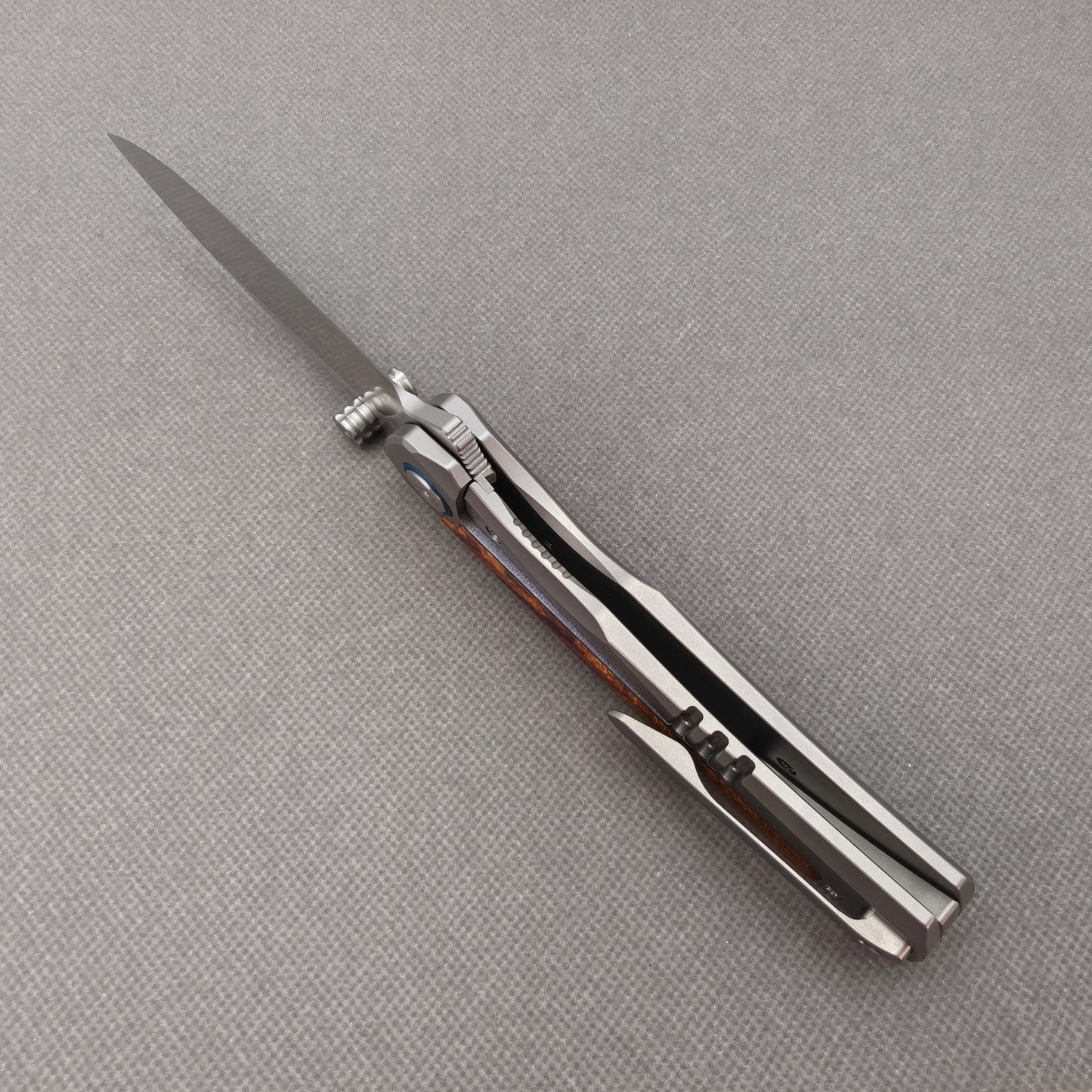 VORIXN KB040 open edge-side locking structure showing lock area and inner handle construction.