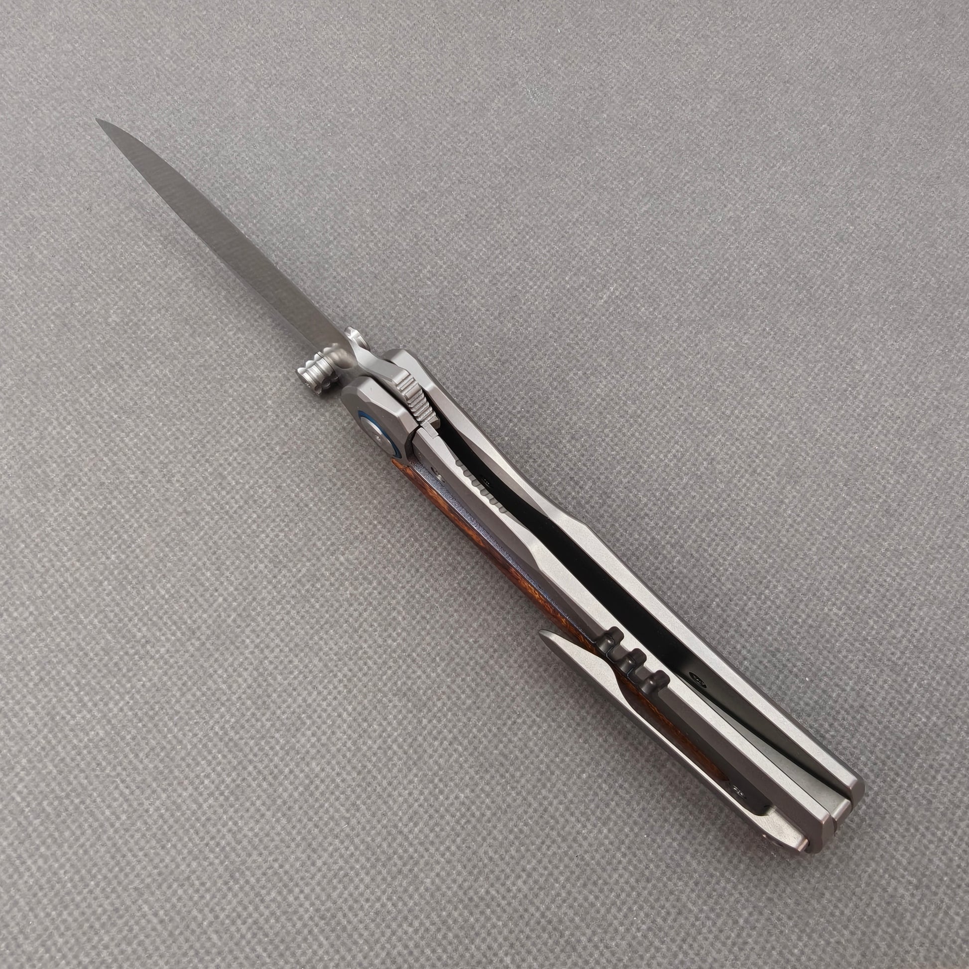 VORIXN KB040 open edge-side locking structure showing lock area and inner handle construction.
