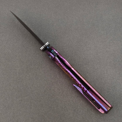 Couteau pliant Vorixn « Impact Origin » Flipper et repose-pouce, manche anodisé gravé en titane (lame en acier Damas de 3,6") KB069