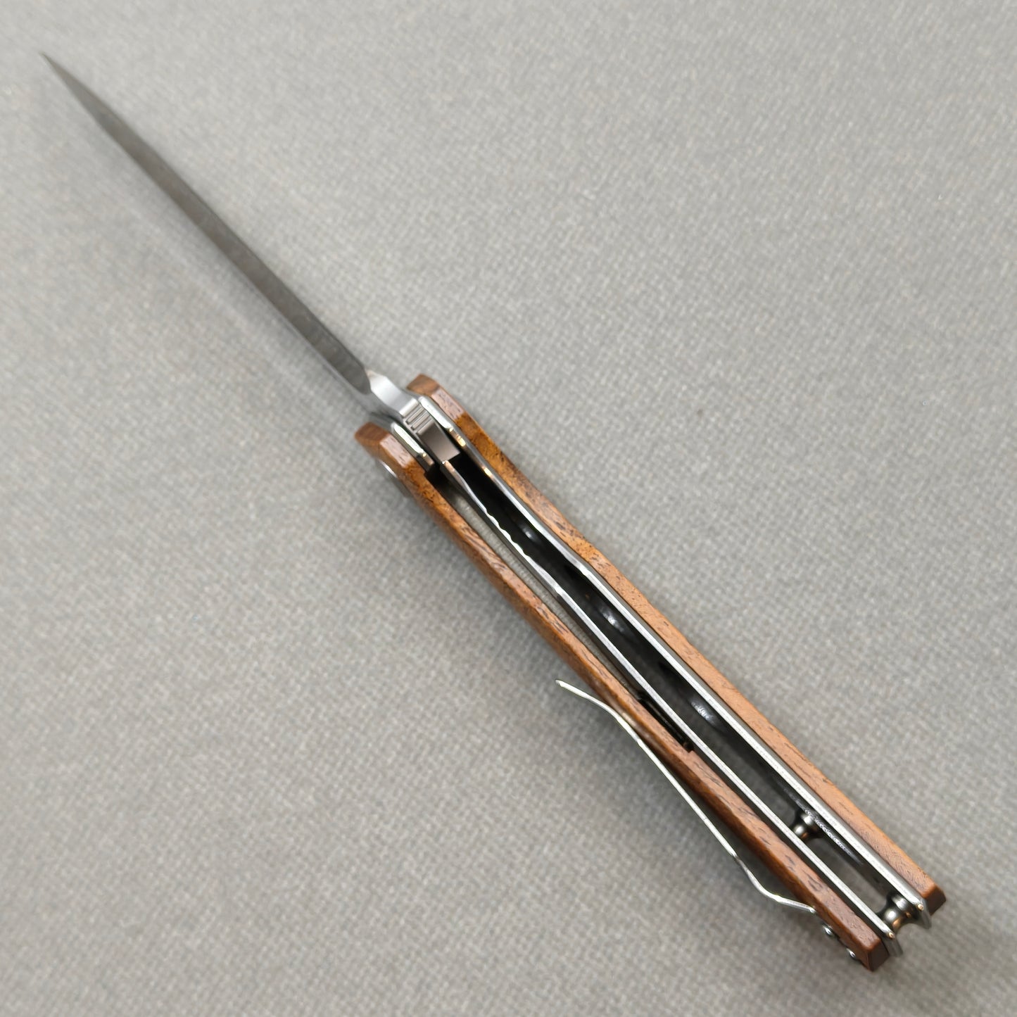 VORIXN KA013 Folding Knife – open edge side locking structure showing frame lock and inner construction