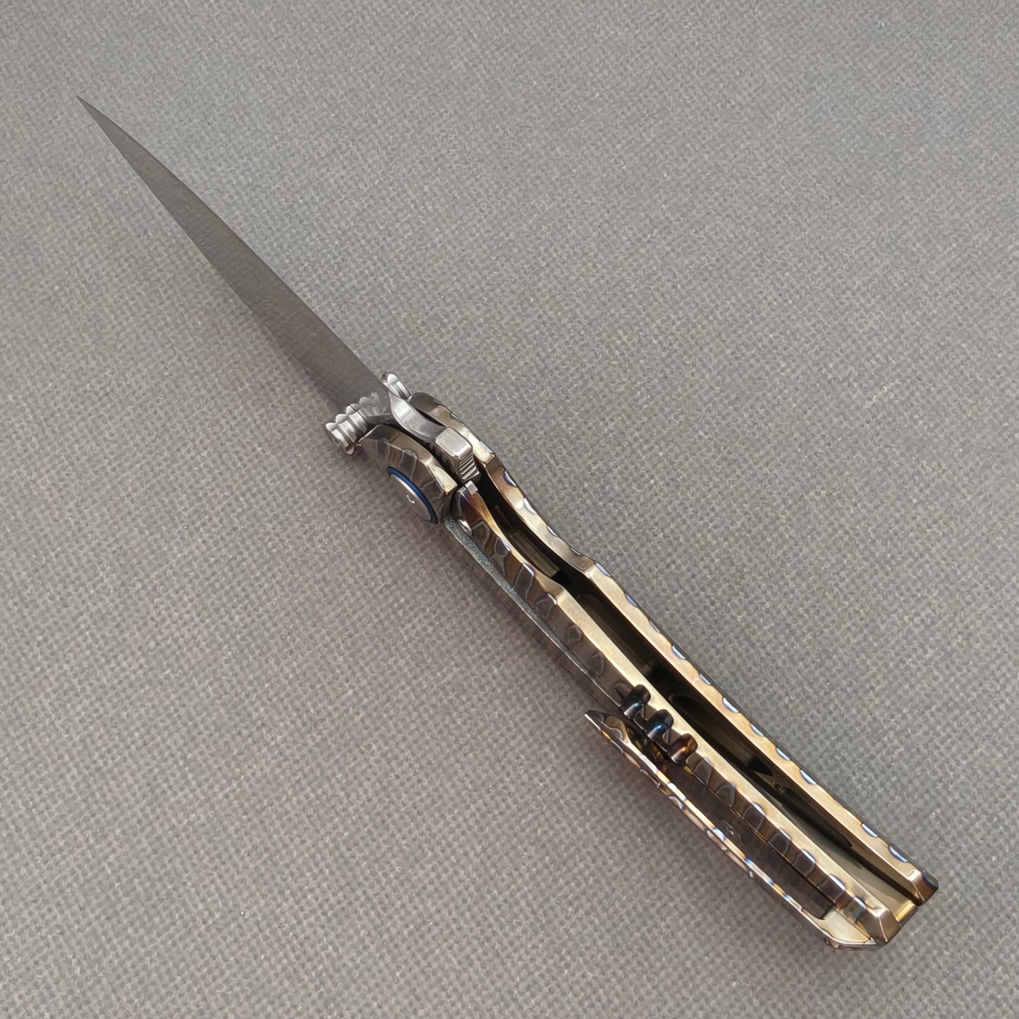 Vorixn "TitanFlame" Flipper- und Daumenpin-Messer mit flammendem Titangriff (3,6" Damaststahlklinge) KB029 