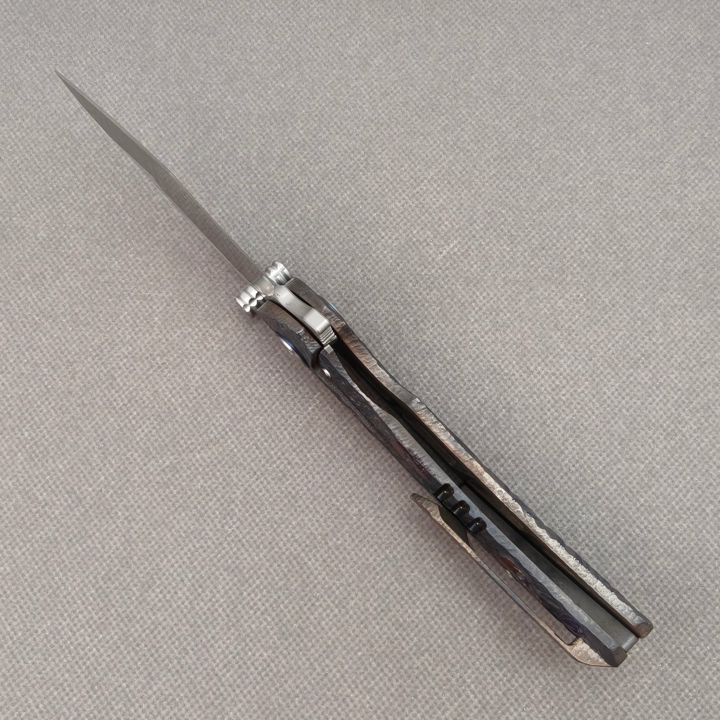 VORIXN „Skull Titanium“ Flipper- & Daumenpin-Messer, titangraviert, Griff mit eloxierter Farbgebung (4,0" 10Cr15CoMoV Klinge) KB006