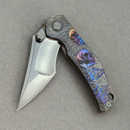 VORIXN „Skull Eclipse“ Flipper & Daumenpin Messer mit titanbeschichtetem, graviertem und eloxiertem Griff (10,2 cm 10Cr15CoMoV Klinge) KB090