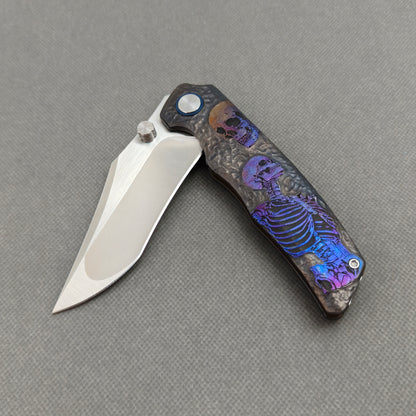 VORIXN "Skull Titanium" Flipper- & Daumenpin-Messer Titan-gravierter, eloxierter Farbgriff (9,9 cm 10Cr15CoMoV Klinge) KB033