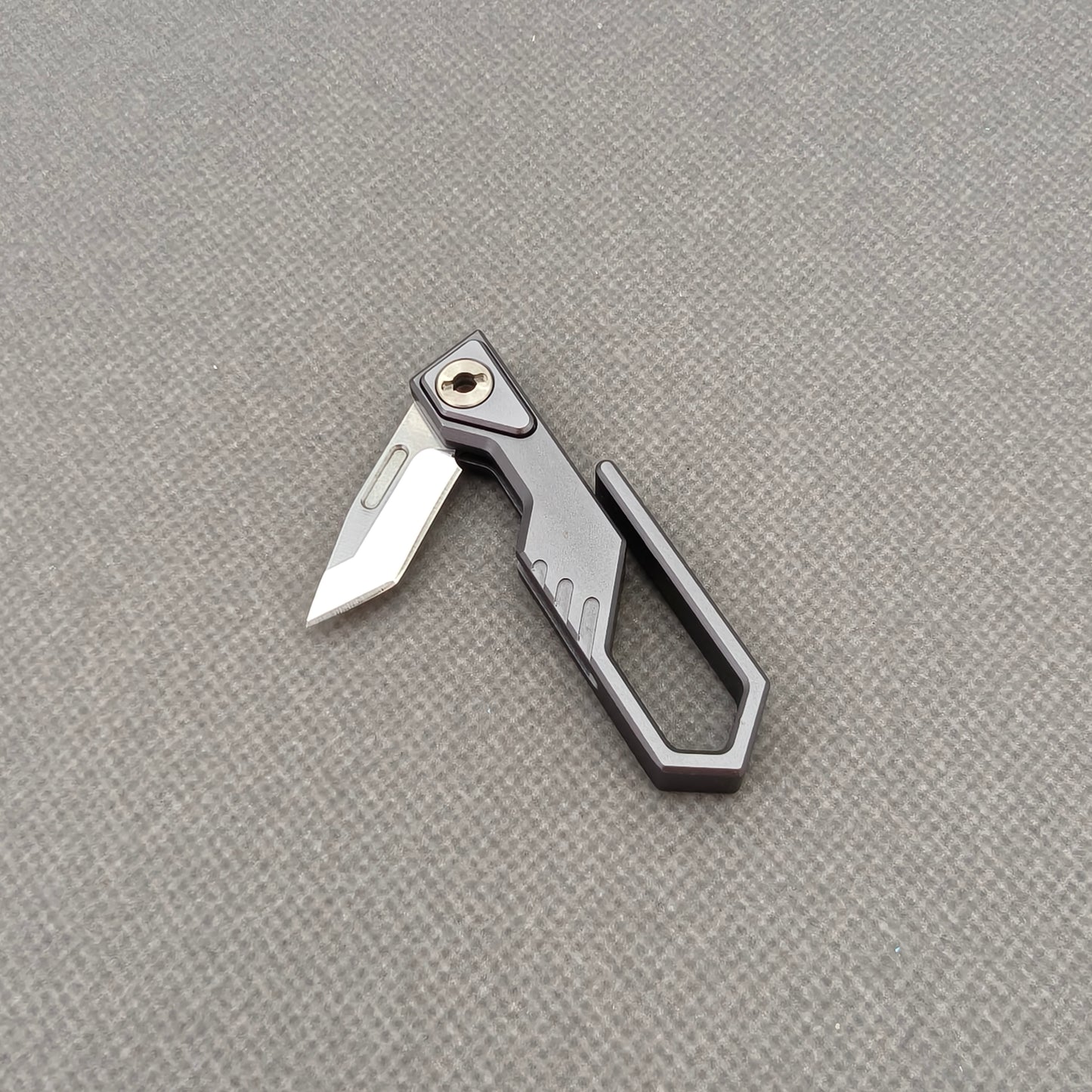 VORIXN NA005 Super Tiny Folding Knife – overall product view with scale reference