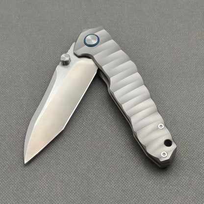 Couteau VORIXN "Longreach" avec ouverture flipper et double-molette, manche en titane (lame 10Cr15CoMoV de 4,1") KB002