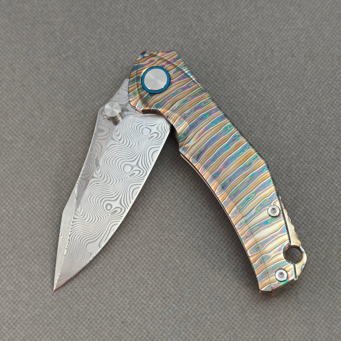 Vorixn "TitanFlame" Flipper- und Daumenpin-Messer mit flammendem Titangriff (3,6" Damaststahlklinge) KB029 