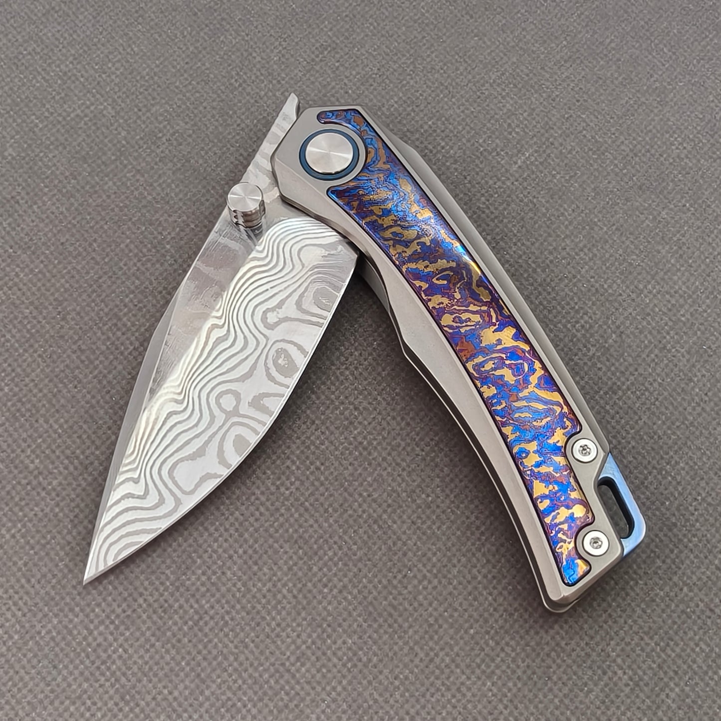 Vorixn „Abyssal“ Flipper- und Daumenpin-Messer mit Griff aus Titanflamme und Zirkoninlay (3,8" Damastklinge) KB039 