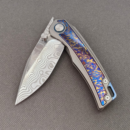 Vorixn „Abyssal“ Flipper- und Daumenpin-Messer mit Griff aus Titanflamme und Zirkoninlay (3,8" Damastklinge) KB039 