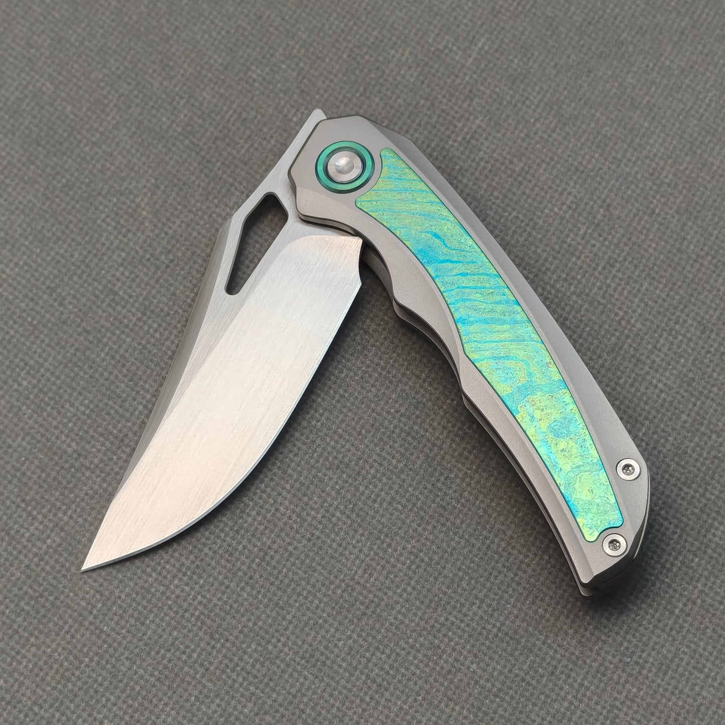 Couteau pliant RIHE Design, manche titane + titane cristallisé (lame Bohler M398 de 3,7") KB076