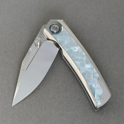 VORIXN "Ocean Mirage" Flipper & Daumenpin-Messer mit weißer Perlmutt-Einlage im Titan-Griff (9,7 cm M390 Klinge) KB092