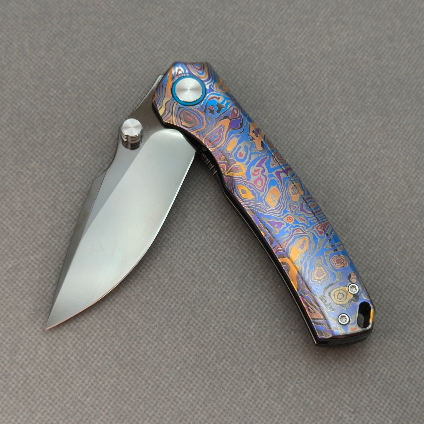 Vorixn „TOPOGRAPH“ Flipper- & Daumenpin-Messer, Titan-Griff (9,1 cm Klinge aus 10Cr15CoMoV Stahl) KB046