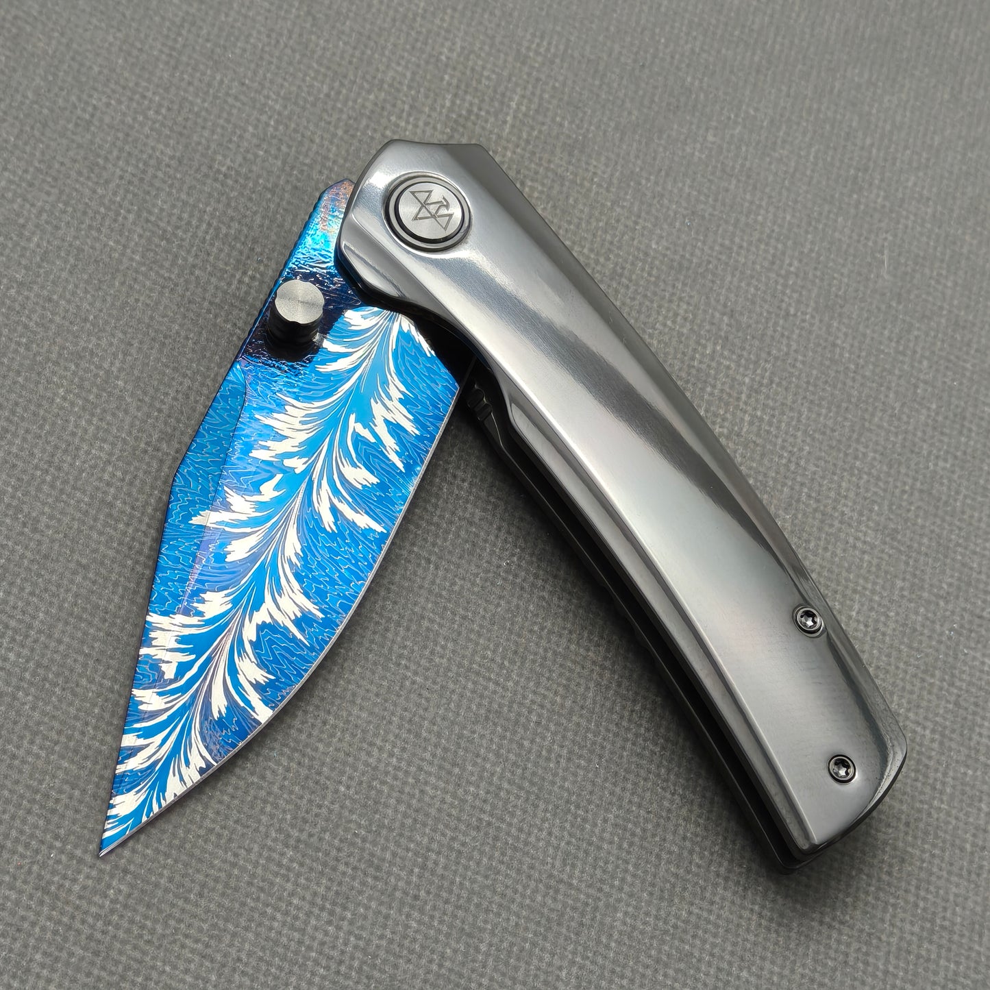 VORIXN Azure Feather folding knife open, handle texture and flame finish detail – KB097