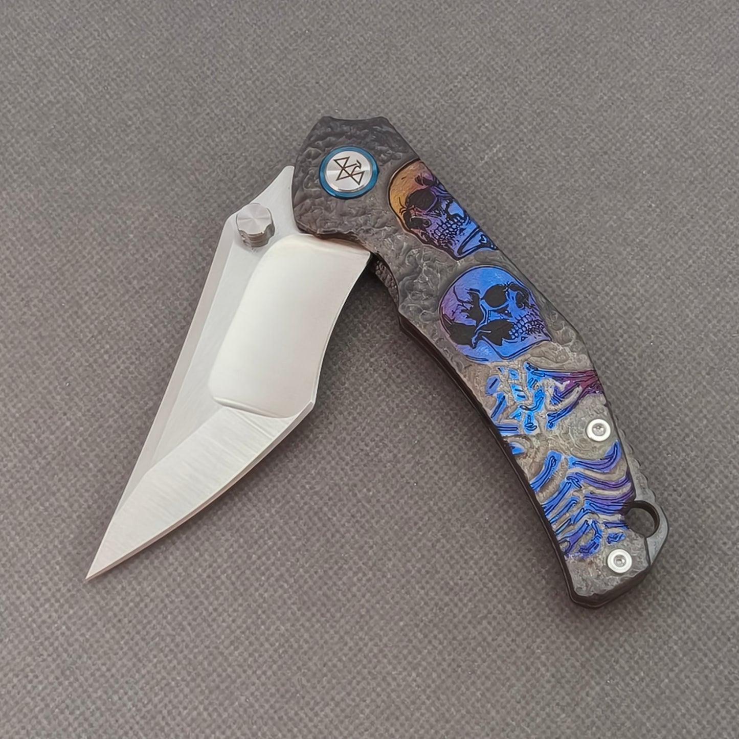 VORIXN „Skull Titanium“ Flipper- & Daumenpin-Messer, titangraviert, Griff mit eloxierter Farbgebung (4,0" 10Cr15CoMoV Klinge) KB006