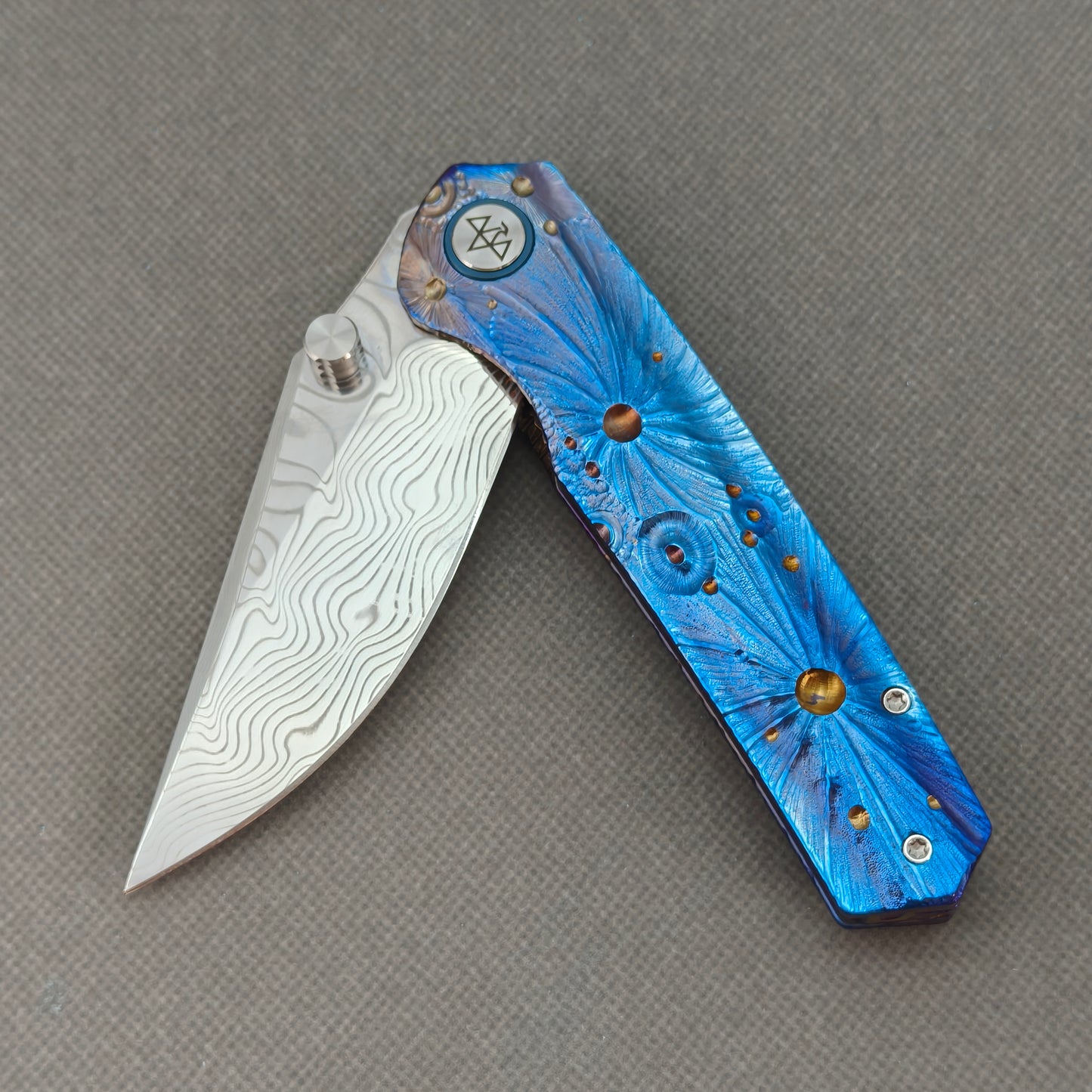 Couteau à flipper et à goujon de pouce Vorixn « Impact Origin » Manche anodisé gravé en titane (Lame en acier Damas de 3,6") KB049