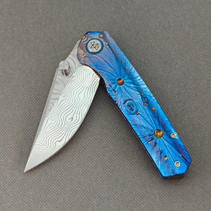 Couteau à flipper et à goujon de pouce Vorixn « Impact Origin » Manche anodisé gravé en titane (Lame en acier Damas de 3,6") KB049