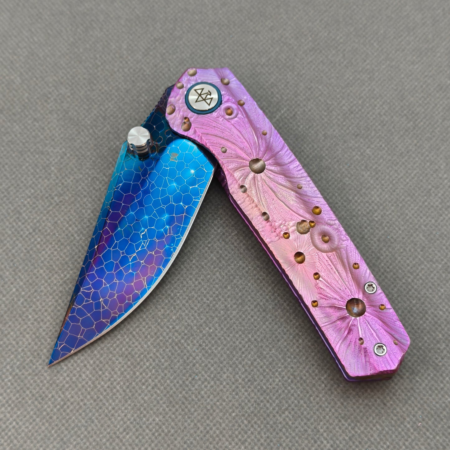 Couteau pliant Vorixn « Impact Origin » Flipper et repose-pouce, manche anodisé gravé en titane (lame en acier Damas de 3,6") KB069