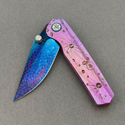 Couteau pliant Vorixn « Impact Origin » Flipper et repose-pouce, manche anodisé gravé en titane (lame en acier Damas de 3,6") KB069