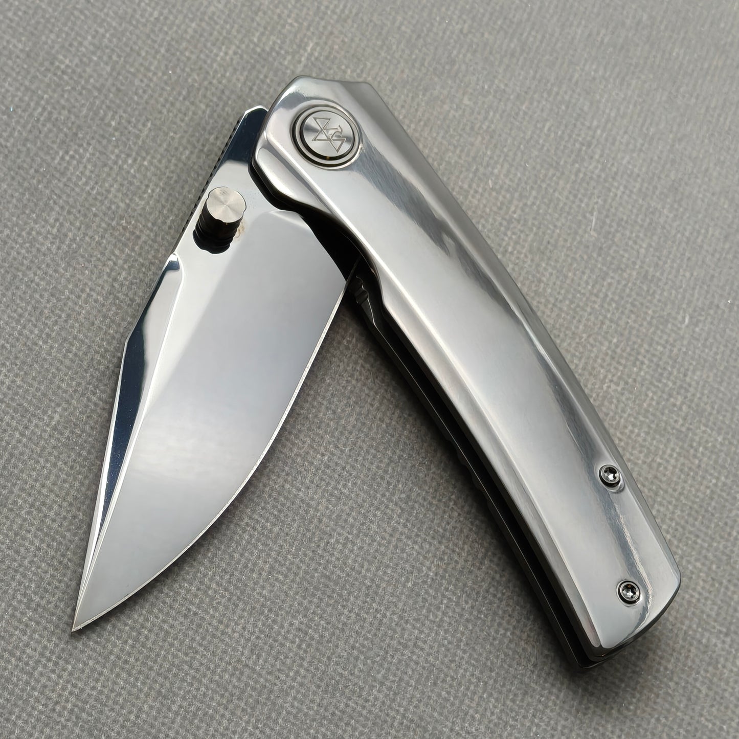 VORIXN „Obsidian Current“ Flipper- & Daumenpin-Messer, handgeflammter Zirkoniumgriff (9,7 cm M390 Klinge) KB087