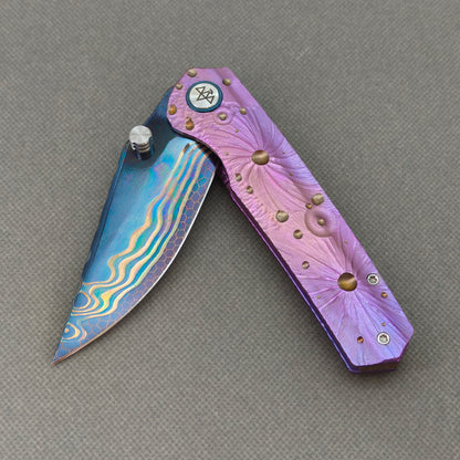 Vorixn "Impact Origin" Flipper & Daumenpin-Messer, Titan-gravierter, anodisierter Griff (9,14 cm Damaststahlklinge) KB079