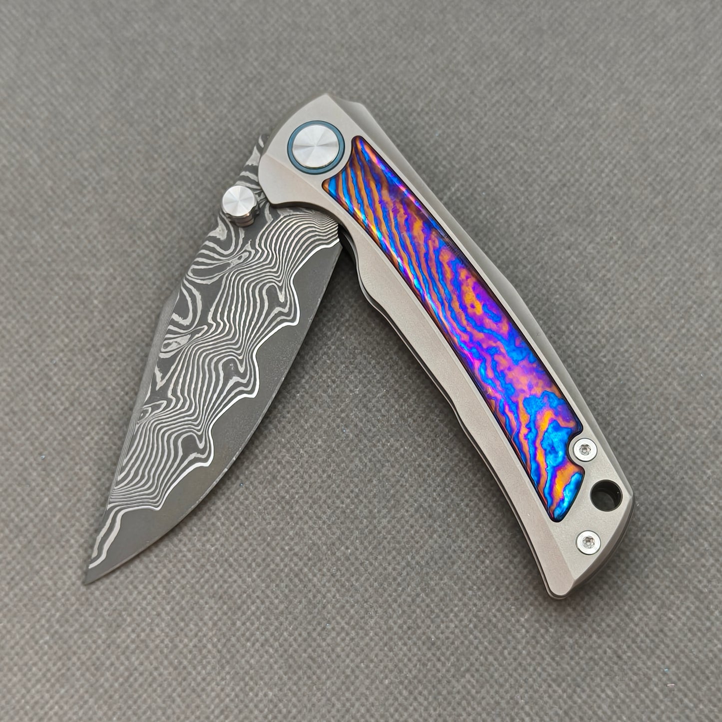 Vorixn „Nebula“ Flipper- und Daumenpin-Messer mit Griff aus Titanflammen-Zirkuinlay (3,8" Klinge aus Damaststahl) KB018 