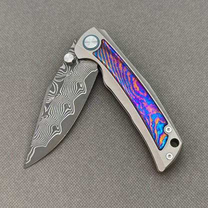 Vorixn „Nebula“ Flipper- und Daumenpin-Messer mit Griff aus Titanflammen-Zirkuinlay (3,8" Klinge aus Damaststahl) KB018 