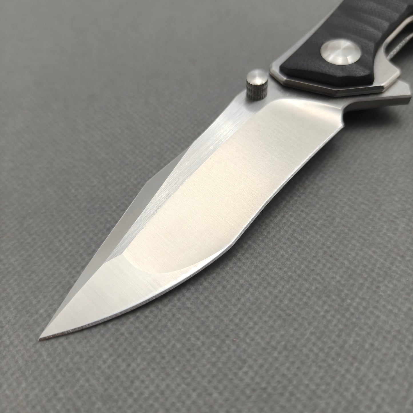 VORIXN KA008 non-clip side blade detail showing the 9Cr13 blade.