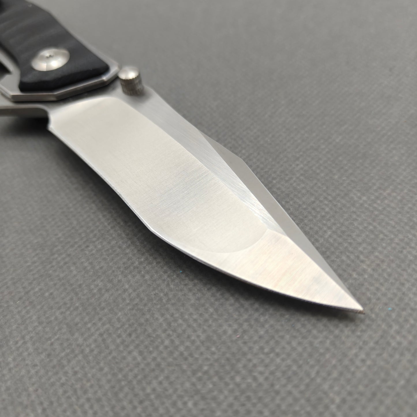 VORIXN KA008 clip-side blade detail showing the 9Cr13 blade.