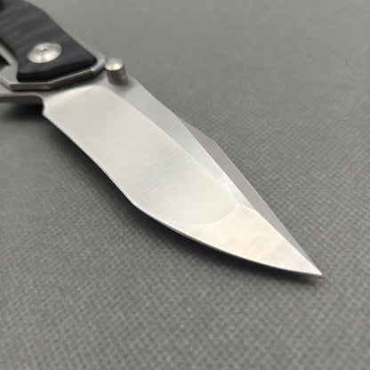VORIXN KA008 clip-side blade detail showing the 9Cr13 blade.