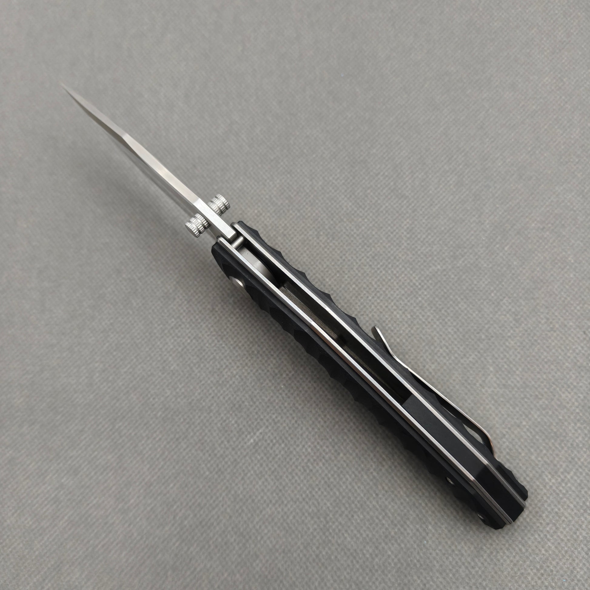 VORIXN KA008 closed non-clip side view showing black G10 handle design and pivot detail.
