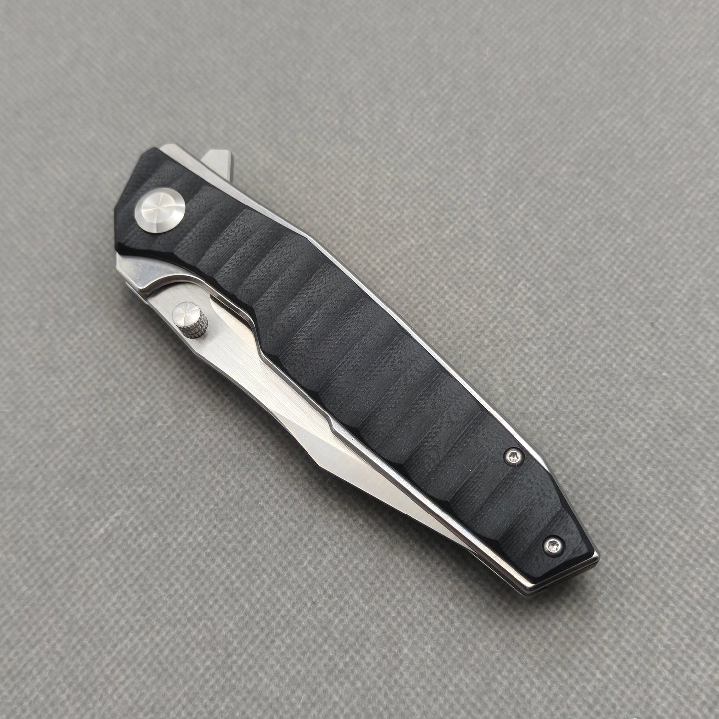 VORIXN KA008 closed side construction view showing pocket clip, spacer, and handle layers.