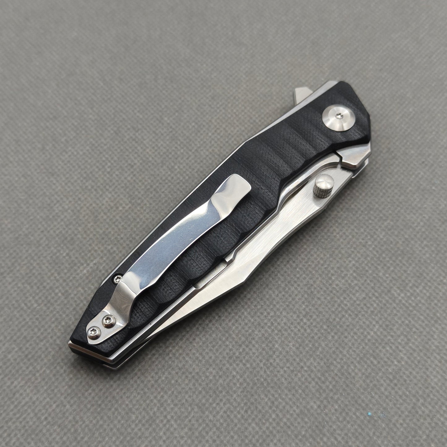 VORIXN KA008 open spine-side structure showing blade alignment and handle thickness.