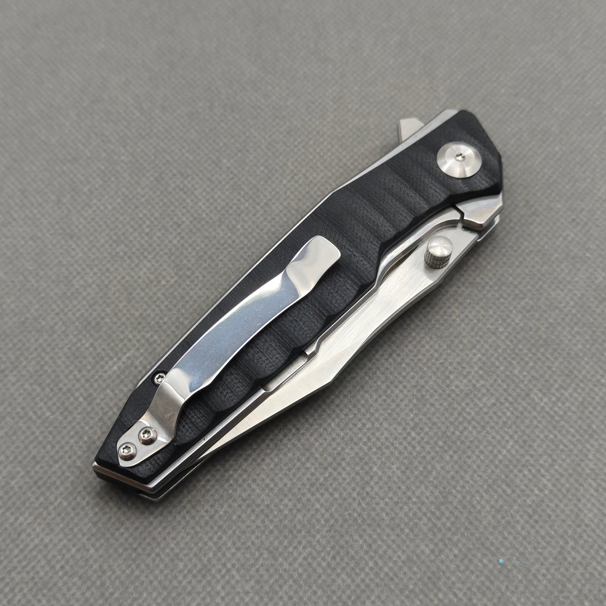 VORIXN KA008 open spine-side structure showing blade alignment and handle thickness.